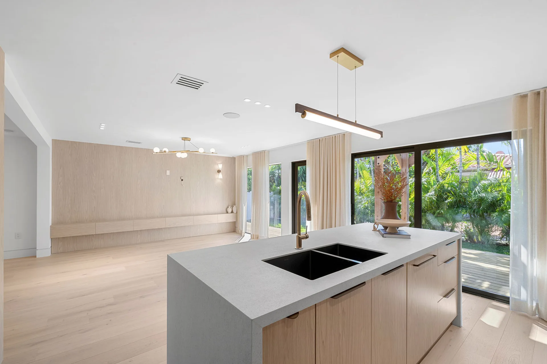 8942 Emerson feature
